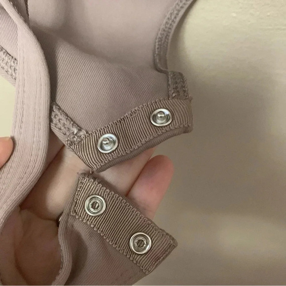 Aritzia Babaton Contour V-neck Henley Bodysuit - Picture 8 of 11